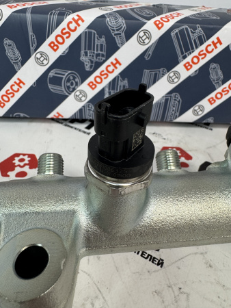 Рампа топливная Bosch 0445226025 / 6745-71-4310 / 3963815 (Оригинал)